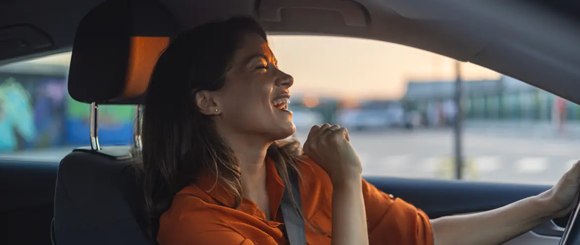 foto_mulher_cantando_no_carro.webp